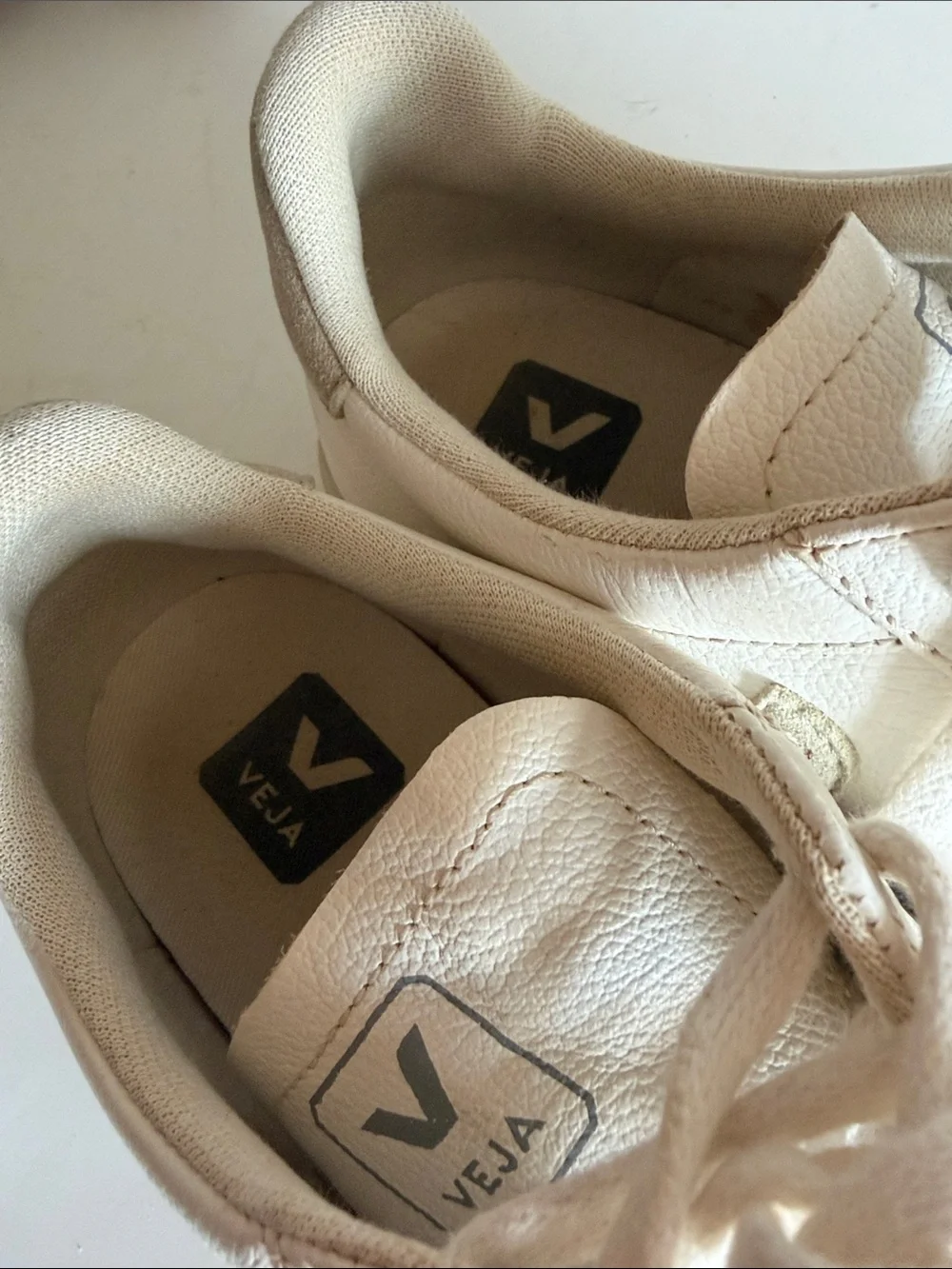 Veja Womens Campo White/Natural Suede Lace-up Sneaker size 8